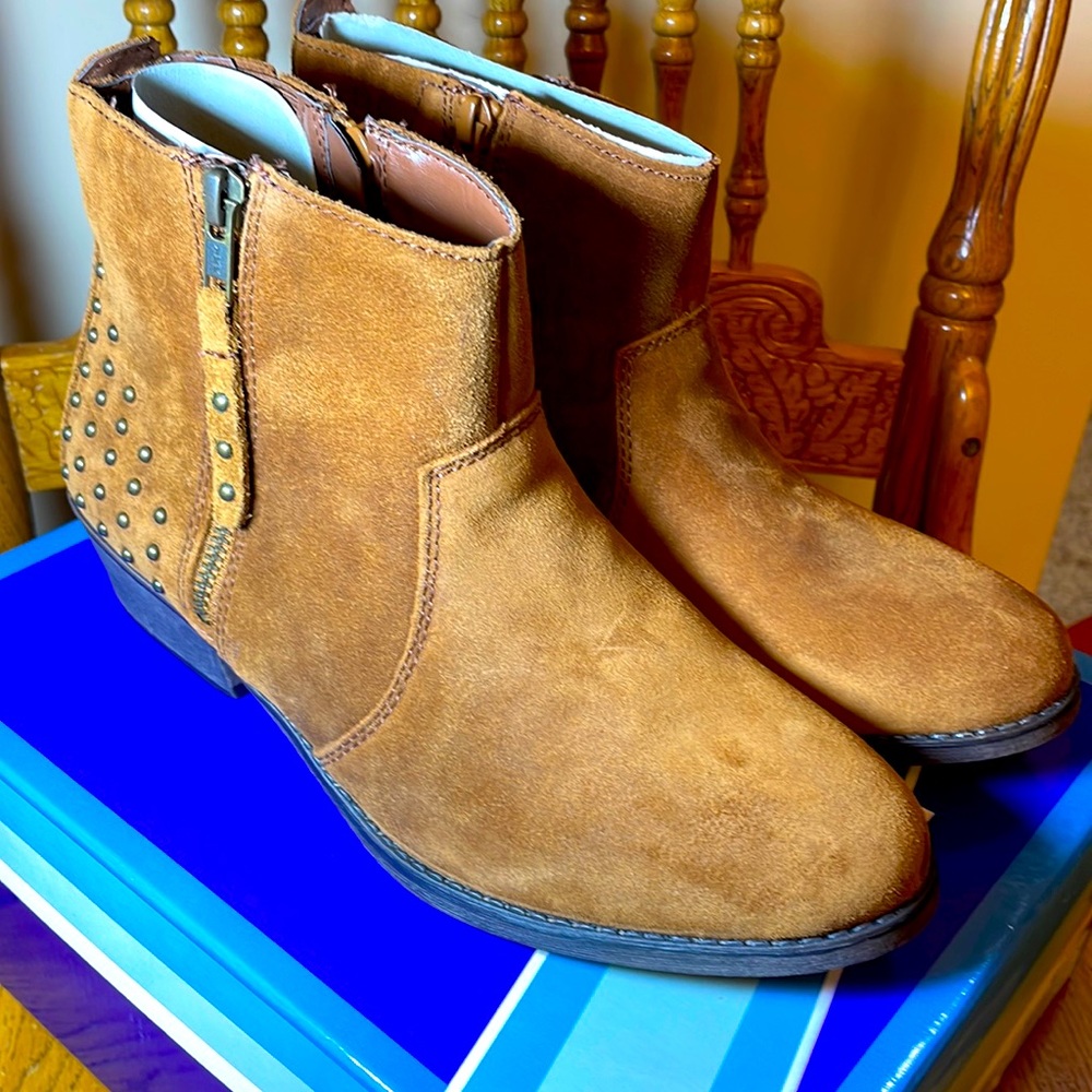 New in Box!! White Mountain Jackie Size 8.5